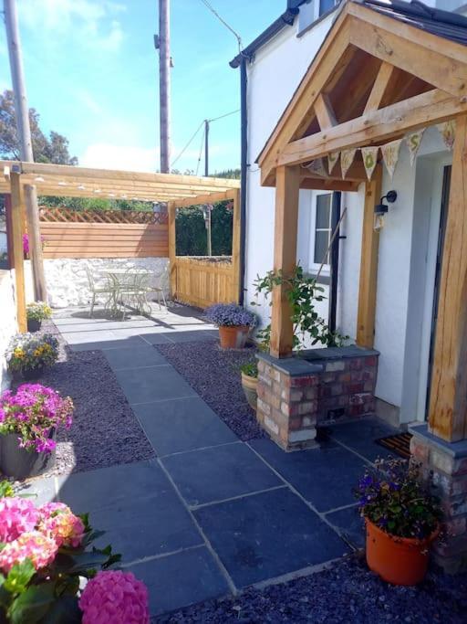 Cosy 2 Bed Cottage Between Snowdonia And The Sea Llandegai Buitenkant foto